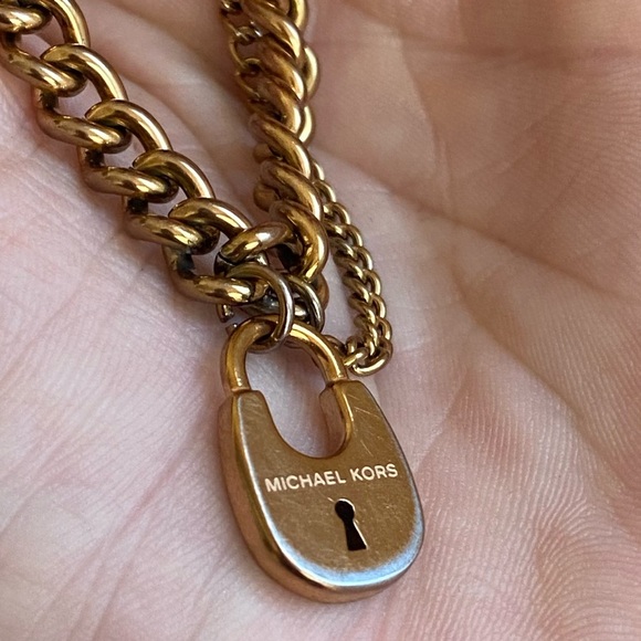 Michael Kors signed stamped gold curb link pavé rhinestone lock charm bracelet - Picture 8 of 9